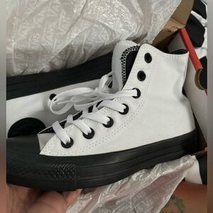 Beautiful black and white converse new!